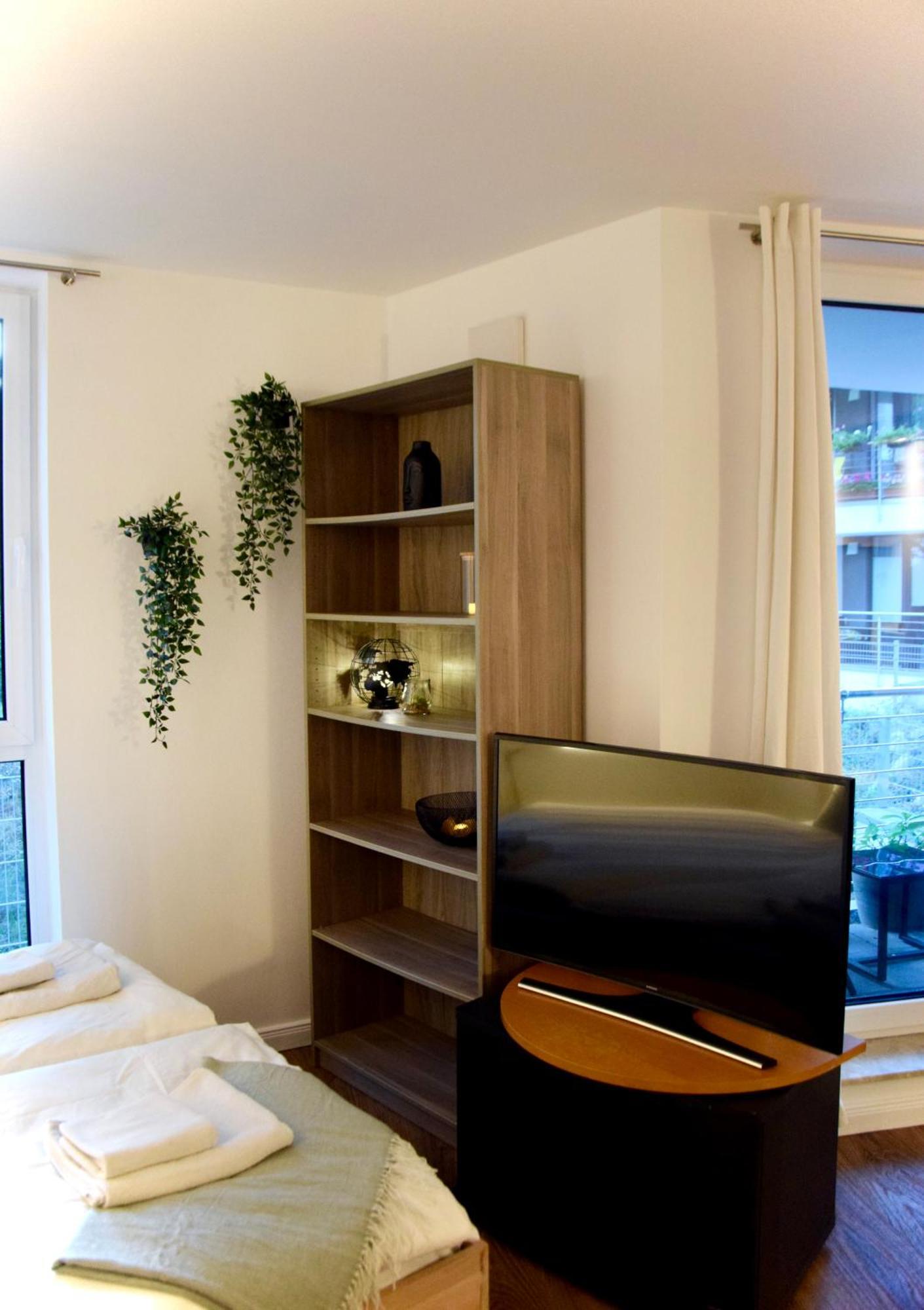 Stilvolle Wohnung Mit Balkon & Parkplatz Rostock Exteriör bild
